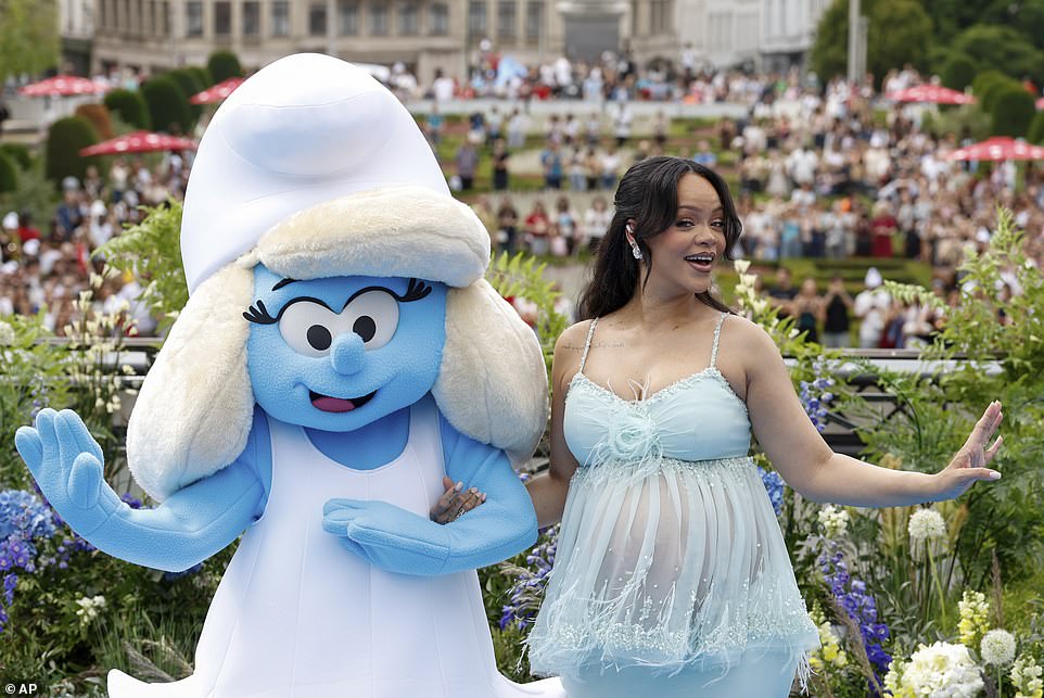 كانت ريري في حالة معنوية جيدة لأنها ظهرت بجوار Smurfette في هذا الحدث ، وتبدو أكثر سعادة من أي وقت مضى