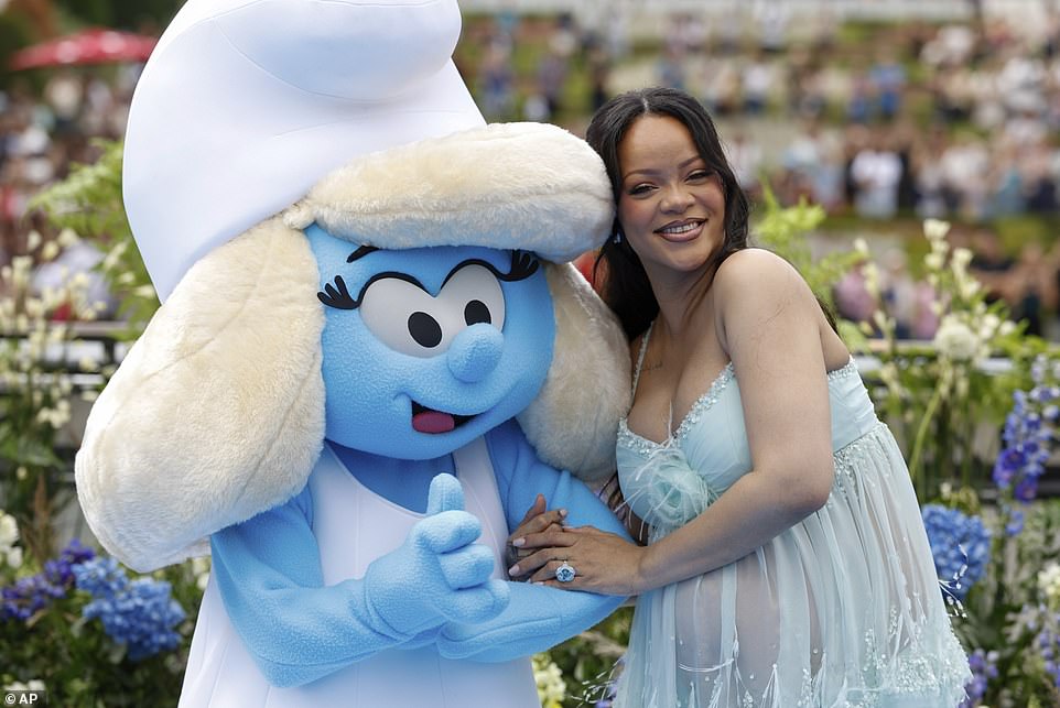 ظهور ريهانا في أزياء باريس ويأتي العرض الأول ل Smurfs بعد الكشف عن قضية والدها بشكل مأساوي يوم الخميس
