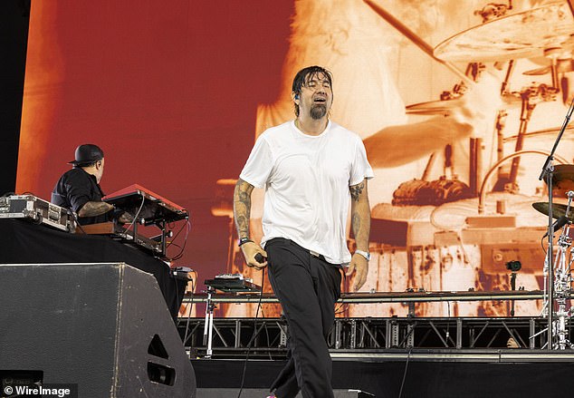 كان من المقرر أن يقوم Deftones بإجراء مجموعة على المرحلة الأخرى الليلة من الساعة 8:30 مساءً إلى آلاف Ravers ولكنهم ألغوا مظهرهم بسبب المرض في الفرقة
