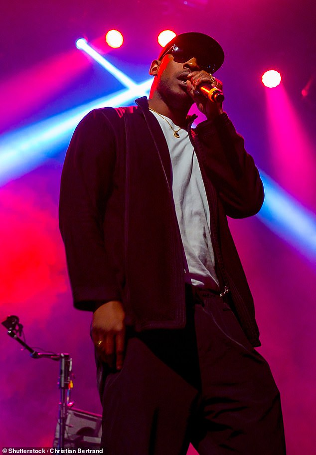 أكد متحدث باسم Glastonbury في بيان صعد Skepta في اللحظة الأخيرة لملء فجوة الجدول وسوف تبدأ الآن في الساعة 9 مساءً