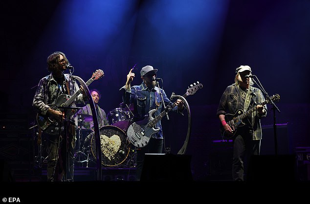تم بث أحدث أداء نيل في Glastonbury في عام 2009 على بي بي سي. ولكن تم بث أجزاء فقط من ذلك بالفعل بسبب اعترض فريق يونغ