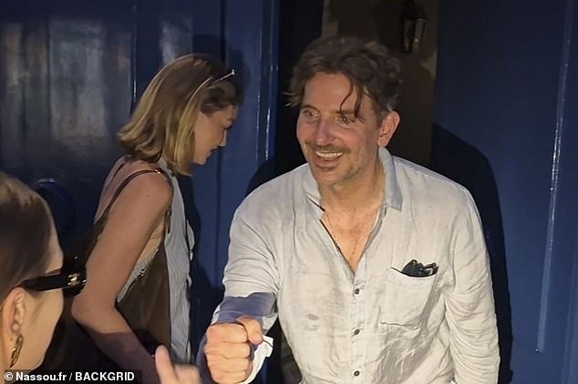 كان نجم Hangover Bradley ، 50 عامًا ، يرتدي ملابس الصيف وارتدى بنطلونًا رماديًا فضفاضًا