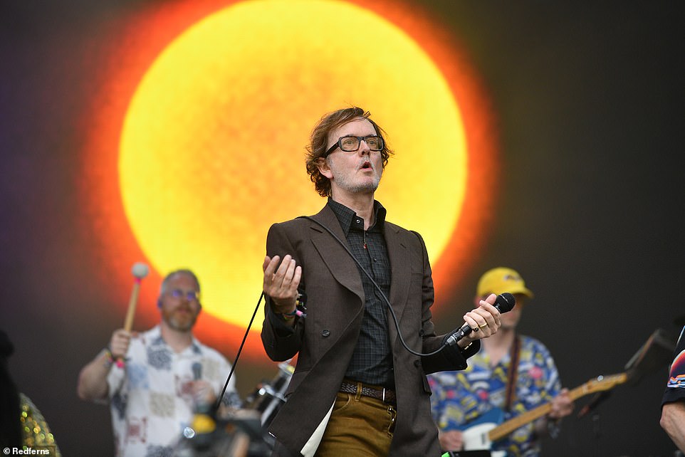 تم إخفاء أيقونات Britpop باعتبارها خليط الفرقة الغامضة - تكشف لاحقًا عن مرحلة الهرم الشهيرة بعد 30 عامًا (في الصورة)