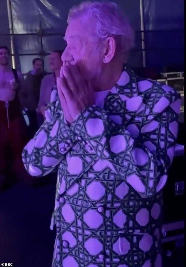 قام الممثل البالغ من العمر 86 عامًا بالأداء إلى جانب أخوات المقص الذي يقدم مونولوجه الأسطوري من نورهم غير المرئي لعام 2010