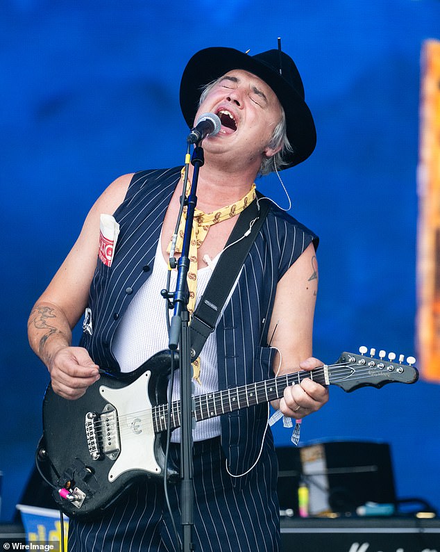أشاد المشاهدون الذين يضبطون في Glastonbury في المنزل عبر BBC Iplayer غناء Libertines و Setlist