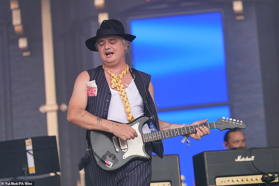 عاد بيت دوهرتي أيضًا إلى المهرجان حيث انتقلت The Libertines إلى مرحلة الهرم لفتحة الساعة ، حيث قامت بتشغيل القوس ، مسار اللقب من ألبومهم الأول عام 2002