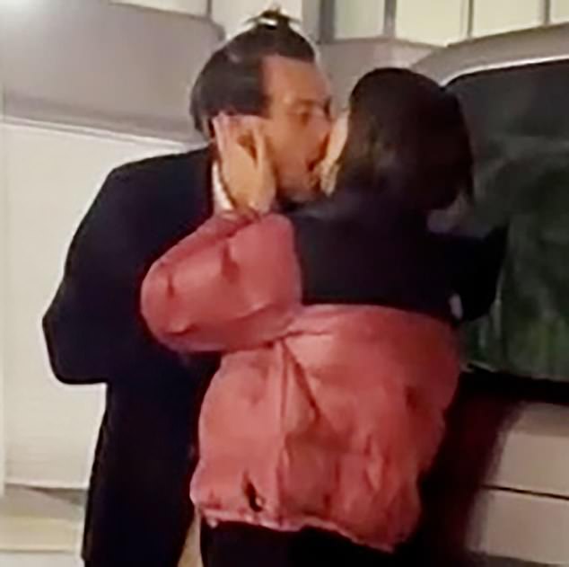 آخر STYLES STYLES Public Smooch كان مع عارضة الأزياء إميلي راتاجكوفسكي بعد أن تم رصد الزوجين في طوكيو في عام 2023