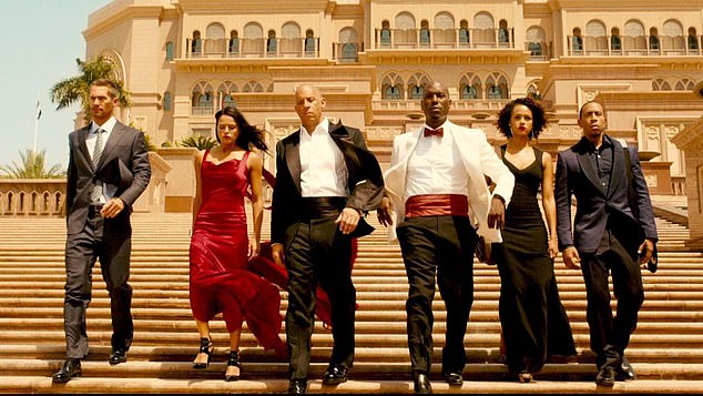 كان ووكر لا يزال يصور فيلم Furious 7 لعام 2015 عندما توفي بشكل مأساوي في حادث سيارة في نوفمبر 2013