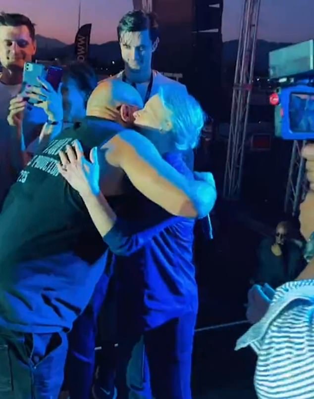 يُظهر الفيديو أنه يضيف ديزل ، هذا ما ستحصل عليه في النهاية! أحبك!' واختتم ، كما أظهر الفيديو ديزل يمنح والدة بول شيريل عناق