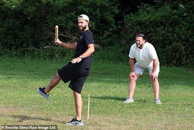 انضم للزوجين أيضًا بواسطة Diags ، 34 (R) و Sammy Root ، 24 ، (L) مع إرجاع التصوير إلى المملكة المتحدة من البرتغال