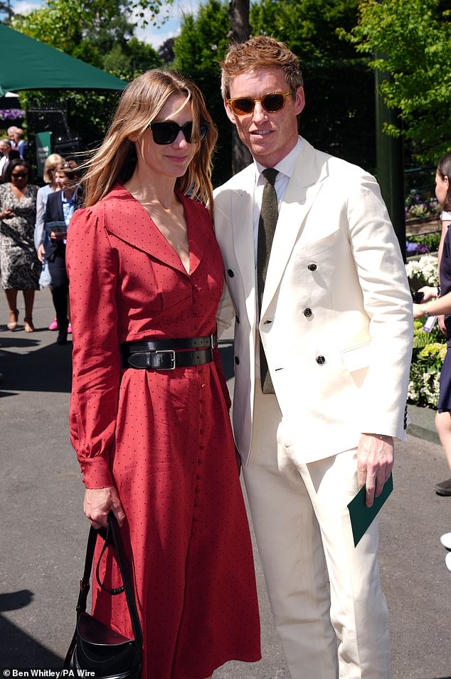 كان الممثل A-List Eddie Redmayne ، 43 عامًا ، أنيقًا في بدلة بيضاء مع ربطة عنق خضراء داكنة حيث انضم إلى زوجة هانا باجشاو ، 42 عامًا