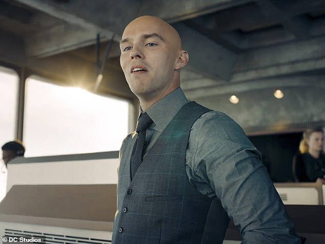 الممثل البريطاني ، 35 عامًا ، يلعب دور Lex Luthor في فيلم Superman الجديد وهو يروج للفيلم خلال الأيام القليلة الماضية