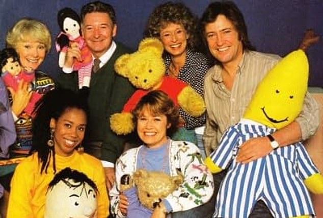 كان مقدم Playschool السابق مسيرته في المسرح والتلفزيون في أستراليا والمملكة المتحدة التي امتدت أكثر من 40 عامًا. في الصورة: (الصف الخلفي ، من اليسار) جانيت كينجسبري ، دونالد ماكدونالد ، بينيتا كولينغز ، وجون ووترز ؛ (الصف الأمامي ، من اليسار) Trisha Goddard ، و Noni Hazlehurst