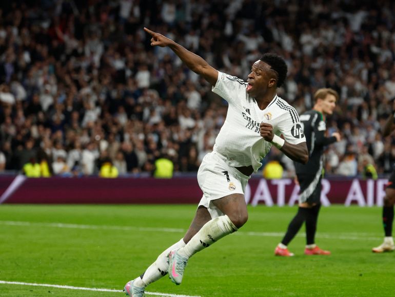يحتفل مهاجم ريال مدريد البرازيلي #07 فينيسيوس جونيور بتسجيل هدف فريقه الأول خلال مباراة كرة القدم في دوري أبطال أوروبا في الدوري الدرجة الأولى لكرة القدم بين ريال مدريد CF و Arsenal على ملعب سانتياغو بيرنابيو في مدريد في 16 أبريل 2025. (الصورة من قبل بيير فيليبي ماركو)