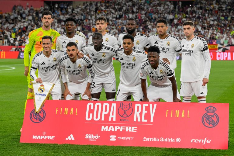 يتفاعل لاعبو ريال مدريد.
