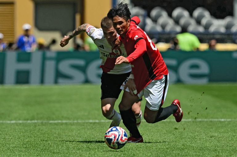 لاعب خط الوسط الياباني في أوراوا Red Diamonds #88 Yoichi Naganuma (R) يحارب من أجل الكرة مع لاعب خط الوسط الأرجنتيني في River Plate #30 فرانكو Mastantuono خلال كأس العالم FIFA 2025 Group E Football Match بين PABLINA'S River Plate و Japan's Urawa Red Diamonds at Lemen Field Stadium في Seadtle في Seadtle. AFP)