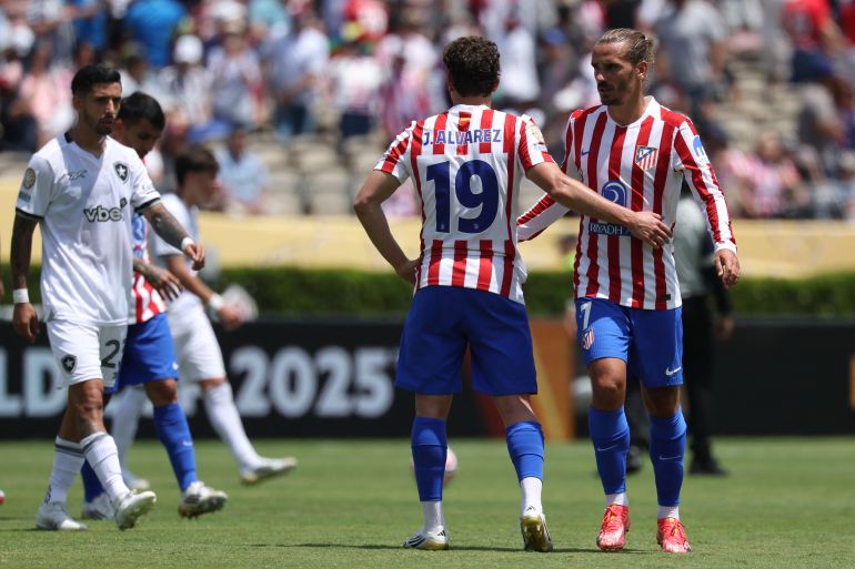 مهاجم الأرجنتين في أتلتيكو مدريد رقم 19 جوليان ألفاريز وزميله في الفريق الفرنسية المهاجمة #07 أنطوان غريزمان رد فعل في نهاية مباراة كرة القدم في كأس العالم 2025 من مجموعة أتله إسبانيا في 23 يونيو ، (تصوير باتريك ت.