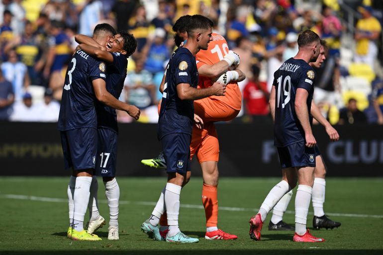 يحتفل لاعبو أوكلاند سيتي بجوار مباراة كرة القدم في كأس العالم للنادي FIFA 2025 بين مدينة أوكلاند في نيوزيلندا وبوكا جونيورز في ملعب جيوديس بارك في ناشفيل في 24 يونيو 2025.