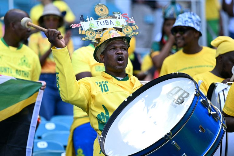هتاف من معجبين من Mamelodi Sundowns لفريقه قبل مباراة كأس العالم FIFA 2025 Football Football بين Mamelodi Sundowns بجنوب إفريقيا و Fluminense البرازيلي في ملعب Hard Rock في ميامي في 25 يونيو 2025. (تصوير Chandan Khanna / AFP)