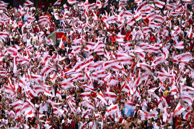عشاق نهر River Plate Wave Flags ليهتفوا لفريقهم خلال مباراة FIFA Club Cup 2025 Group E Football Pooffing بين إنتر ميلانو من إيطاليا وأرجنتينا في ملعب Lumen Field في سياتل في 23 يونيو 2025.