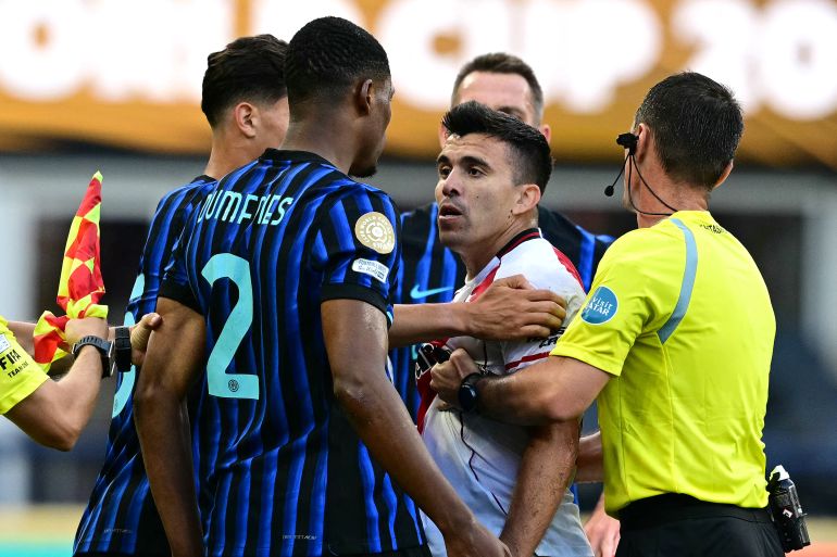 يجادل Denzel Dumfries في Inter Milan #02 Denzel Dumfries مع Defender Armentine Defender #21 Marcos Acuna بعد مباراة FIFA Club World 2025 Group E Football بين إينالو ميلانو ولوحة نهر الأرجنتين في ملعب Lumen Field في سياتل في 23 يونيو 2025.