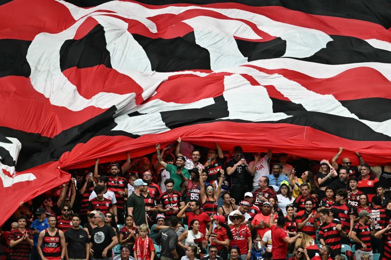 يهتف مشجعو Flamengo لفريقهم خلال جولة كأس العالم للنادي FIFA 2025 من 16 مباراة كرة قدم بين Flamengo البرازيلي و Bayern Munich في ألمانيا في ملعب Hard Rock في ميامي في 29 يونيو 2025.