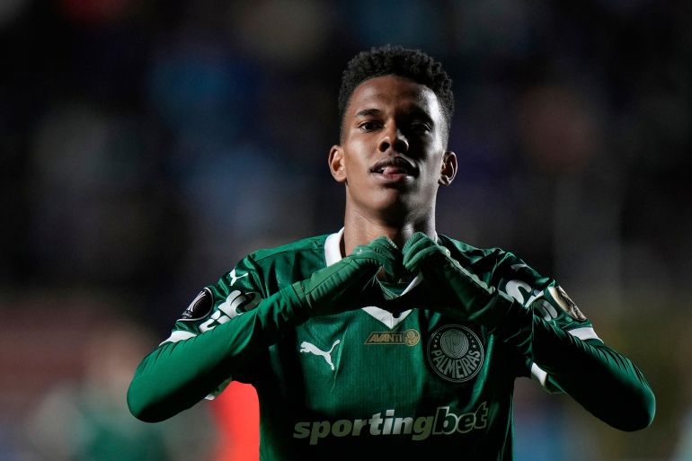 تحتفل Estevao من Palmeiras البرازيلي بتسجيل هدف فريقه الثاني ضد بوليفار بوليفيا خلال مباراة كرة قدم مجموعة كوبا ليبرتدوريز في ملعب هيرناندو سيليز في لاباز ، بوليفيا ، الخميس ، 24 أبريل ، 2025. (AP Photo/Juan Karita)