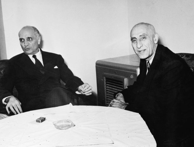 (التسمية التوضيحية الأصلية) 4 أكتوبر 1951: سفير الولايات المتحدة لوي هندرسون (يسار) ورئيس الوزراء Mossadegh (يمين).