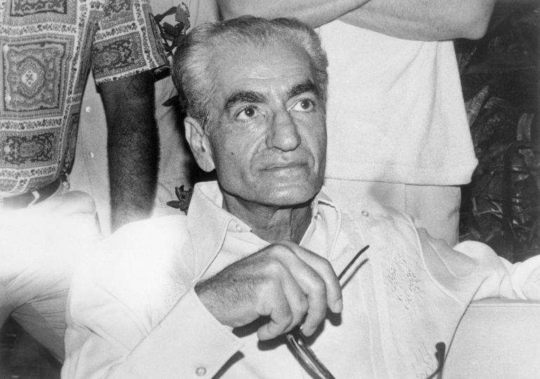 (التعليق الأصلي) شاه إيران السابق ، محمد رضا باهليفي ، خلال مؤتمره الصحفي بعد ظهر هذا اليوم في منزل السفير البنمي السابق في واشنطن غابرييل لويس. سيعيش الشاه هنا مع زوجته وبعض المساعدين ، بما في ذلك طبيبة واحدة ، وأربعة مساعدين ، وسكرتير خاص واحد ومساعده ، من الولايات المتحدة. المجموعة لديها أيضا كلب دوبرمان واحد وبودل واحد.