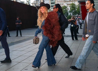 قد تحتوي الصورة على Karim Bellarabi Beyonc Jayz Andreas Hestler Clothing Hat أحذية عالية الكعب والناس