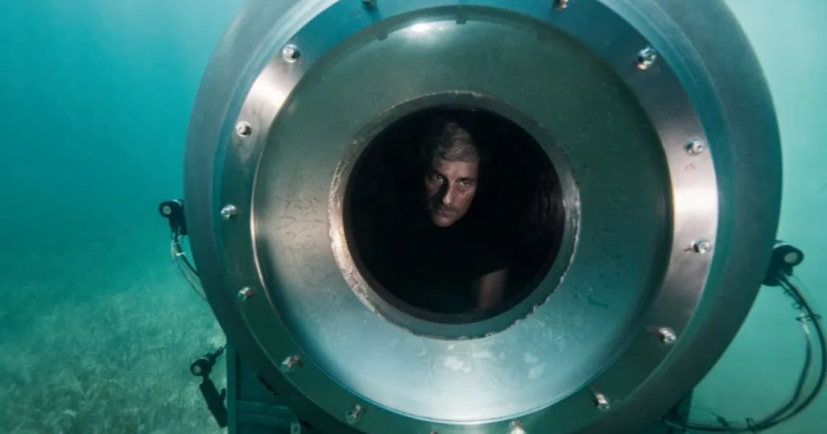 رجل ينظر إلى المحيط في تيتان: كارثة أوشنجيت