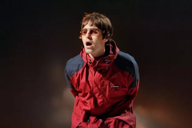 يرتدي Liam Gallagher سترة Meru Mountain الأصلية في Spektrum Oslo خلال جولة World World Oasis '1997 - التي أعيد إصدارها الآن من قبل Berghaus كجزء من مجموعة Icons 2025. لمزيد من المعلومات والصور ، اتصل بـ amy@allconditionsmedia.com أو florence@allconditionsmedia.com
