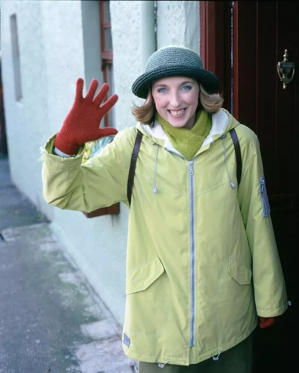 جولي ويلسون نيمو ، في شخصية مثل السيدة هولي ، في معطف أخضر ، في صورة ترويجية لـ Balamory.