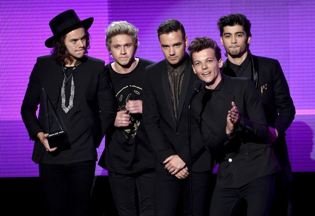 أطلق Zayn على الشهرة كعضو في One Direction ، ويؤدي إلى جانب هاري ستايلز ، ولويس توملينسون ، ونيال حوران ، والراحل ليام باين