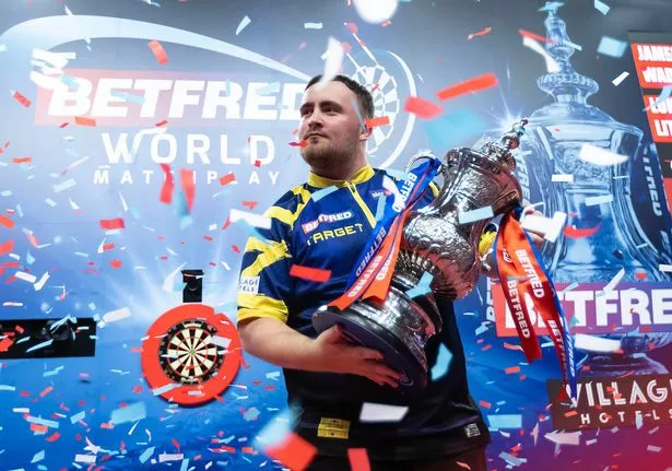 Luke Littler مع الكأس العالمية Matchplay