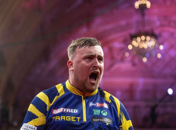 يحتفل Luke Littler في لعبة World Matchplay