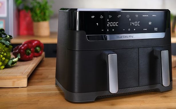 مقلاة الهواء Tefal على طاولة المطبخ
