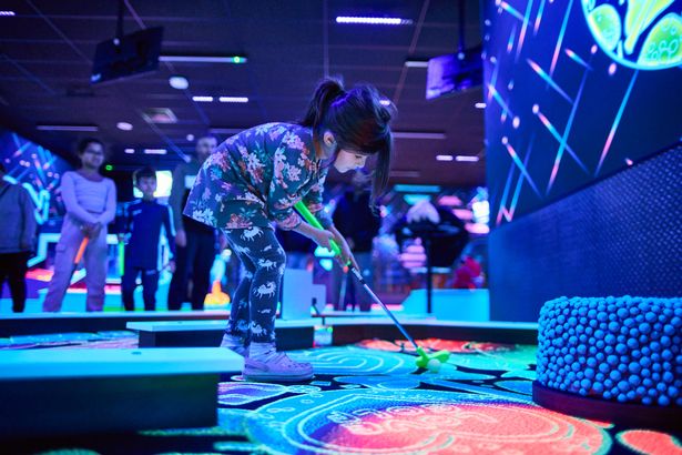 منظر لألعاب النيون في Playxperience's Butlin