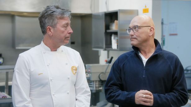John Torode و Gregg Wallace ينظران إلى بعضهما البعض