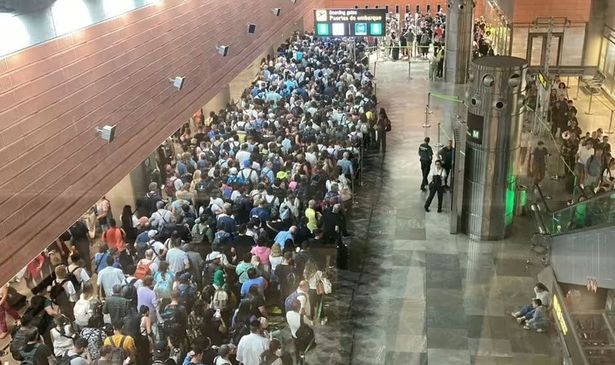 قائمة انتظار ضخمة شوهدت في مطار مدريد بجراس