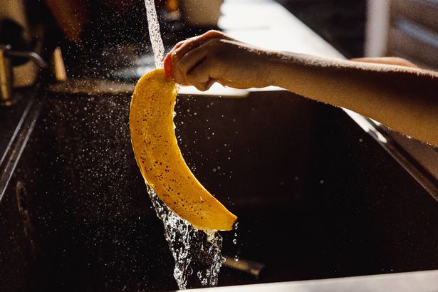 غسل الأطفال الموز في المطبخ
