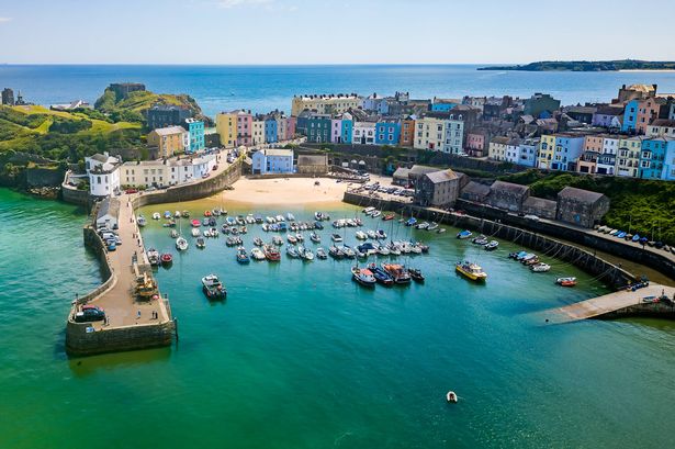 منظر جوي للمباني ذات الألوان الزاهية حول ميناء صغير (Tenby ، Pembrokeshire ، ويلز)