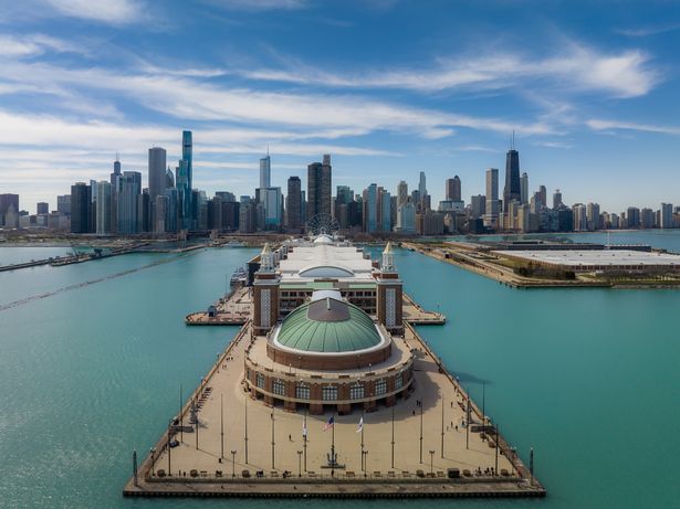 منظر جوي للطائرة بدون طيار في Navy Pier Chicago مع ناطحات السحاب