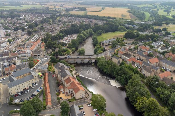 المنظر الجوي لمدينة Wetherby في السوق في ويست يوركشاير في إنجلترا. مأخوذة مع فئة 0 بدون طيار