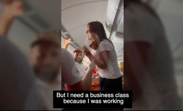 راكب الإناث مقيد على Aeroflot Flight SU 734 من سانت بطرسبرغ إلى شرم الشيخ بعد تعطيل الطرف على الطلب على درجة الأعمال