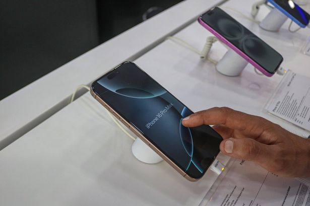 يتحقق أحد العملاء من أحدث سلسلة iPhone 16 Pro Max من Apple المعروضة للبيع في متجر Master Arts في Srinagar و Jammu و Kashmir ، في 26 سبتمبر 2024. وفقًا لـ Apple Inc ، تتميز iPhone 16 الجديدة بذكاء Apple ، ومنصة جديدة لذكاء الاصطناعي (AI) ، وأحجام عرض أكبر ، وقدرات إبداعية جديدة ، وكاميرا مبتكرة. (تصوير من قبل نازير/نورفوتو عبر غيتي الصور)