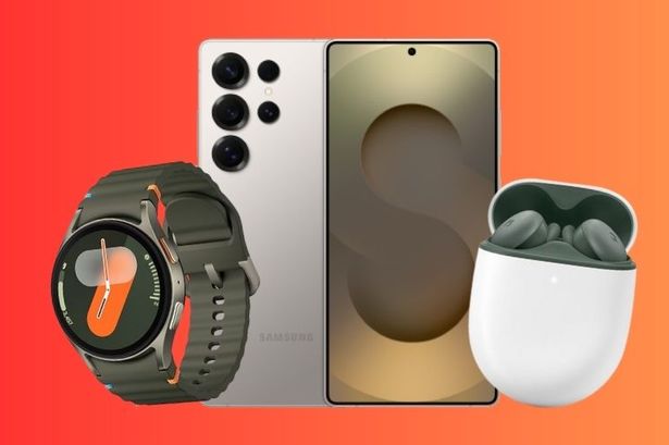 هاتف Samsung و Samsung Smartwatch و Google Earbuds أمام خلفية ملونة