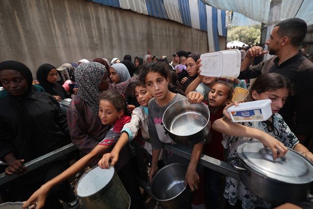 الأطفال الفلسطينيون في قائمة الانتظار لجزء من الأطعمة الساخنة التي يوزعها مطبخ خيري في معسكر Nuserat للاجئين في قطاع غزة وسط 15 يوليو 2025. 