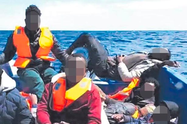 المهاجرون في قارب غادر الجزائر لإسبانيا
