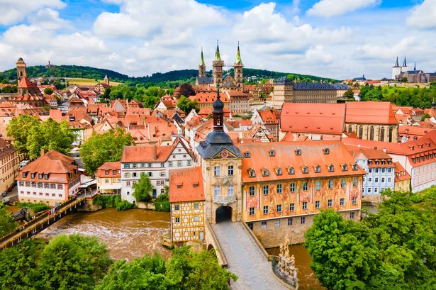 Bamberg Old Town Hall أو Rathaus Aerial Panoramic View. Bamberg هي مدينة على نهر Regnitz في أبر فرانكونيا ، بافاريا في ألمانيا.